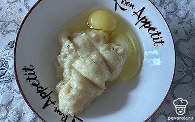 Заварную основу поместите в тарелку. Вбейте яйцо, тщательно перемешайте.