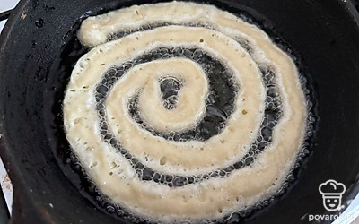 В сковородке разогрейте растительное масло. Из кондитерского мешка отсадите тесто так, чтобы получилась улитка.