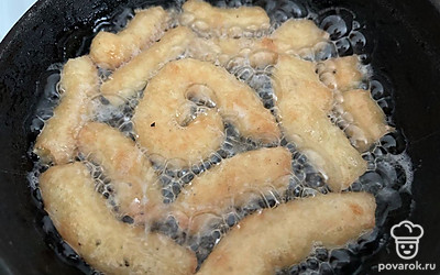 Во время жарки разрежьте улитку на небольшие кусочки при помощи ножниц. Обжаривайте печенье с обеих сторон (по 5 минут с каждой).