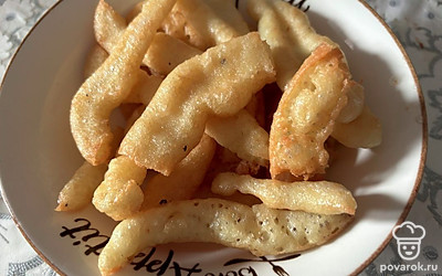 Готовое печенье посыпьте сахарной пудрой. 