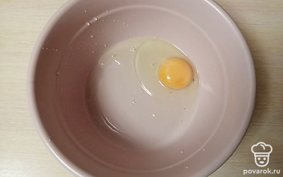 В глубокую чашу разбейте куриное яйцо. 