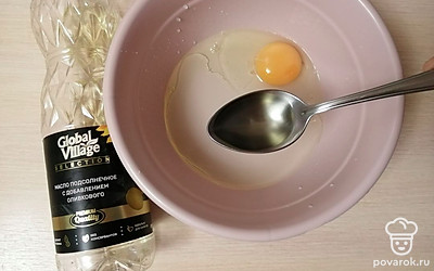 Добавьте 4 столовых ложки растительного масла и 3 столовых ложки сахара. Взбейте венчиком до однородной консистенции. 