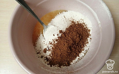 Добавьте муку, какао и разрыхлитель теста. 