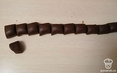 Из теста сформируйте колбаску диаметром 2 сантиметра. Разрежьте на порционные кусочки по 2-2,5 сантиметра. 