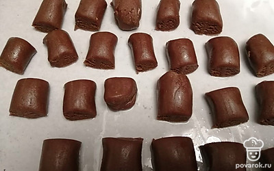 Переложите тесто на противень. Выпекайте в духовке 8-10 минут при 170 градусах. 