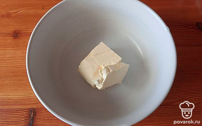 В глубокую тарелку положите 100 граммом сливочного масла. 