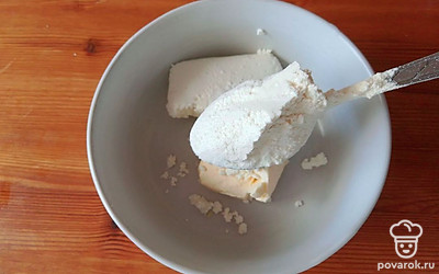 Добавьте 100 граммов заранее просеянной муки. 