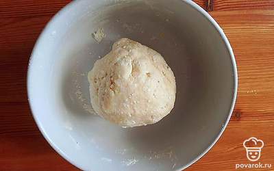 Замесите эластичное тесто. 