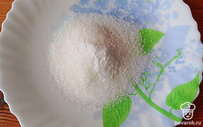 В тарелку насыпьте 2 столовых ложки сахара, добавьте ванилин. 