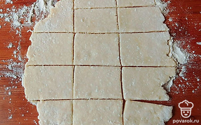 Тесто раскатайте и разрежьте на прямоугольники. 