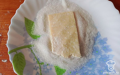 Каждый кусочек теста обваляйте в сахаре. 