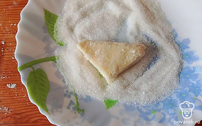 Сложите пополам еще раз. 