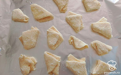 Выложите на противень и уберите в духовой шкаф на 20-25 минут. 