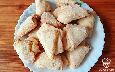 Готовое печенье выложите на тарелку. 