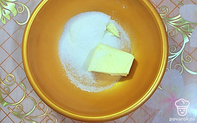 Сливочное масло комнатной температуры разотрите с сахаром. 