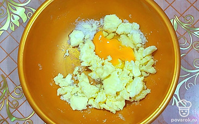 Добавьте яйцо и ванилин, перемешайте. 