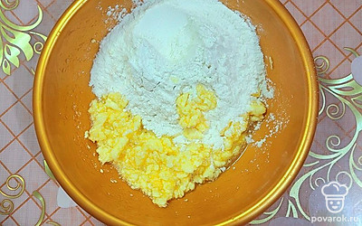 Всыпьте муку и разрыхлитель, замесите тесто. Уберите его в холодильник на 15 минут. 