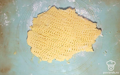 Тесто раскатайте в пласт толщиной 5 миллиметров, с помощью вилки нанесите узор.