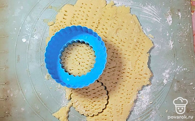 При помощи формочек вырежьте печенье.