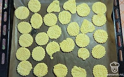 Выложите печенье на противень, застеленный силиконизированной бумагой. Выпекайте в духовке 15 минут при 180 градусах. 