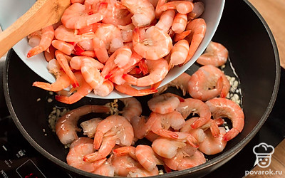 На сковороде с разогретым маслом на среднем огне обжаривайте чеснок около минуты. Добавьте креветки и обжарьте их с каждой стороны по 2 минуты.