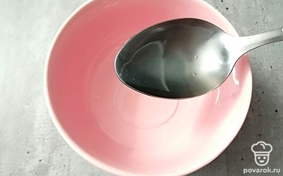 В глубокую тарелку налейте воду и добавьте растительное масло. 