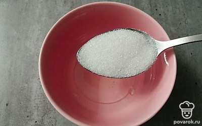 Всыпьте сахар и соль. 