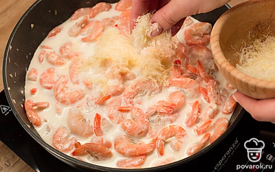 Добавьте сливки, посолите и тушите на среднем огне около 2 минут, затем добавьте сыр и тушите еще 1 минуту.