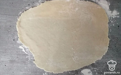 Тесто раскатайте скалкой максимально тонко. 