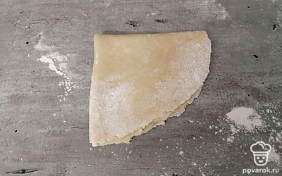 Сложите тесто 2 раза пополам. И снова раскатайте в пласт толщиной 4 миллиметра. Это придаст слоистость. 