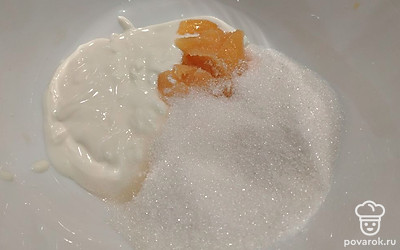 В миску выложите сметану, мед, сахар. Перемешайте.