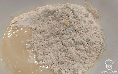 Добавьте соду, муку. Замесите тесто. 