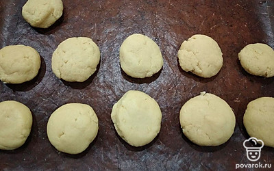 Из теста сформируйте печенье. Выложите на пергамент. Отправьте в разогретую духовку на 25 минут при 180 градусах. 