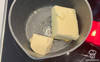 Растопите масло до мягкого состояния. 