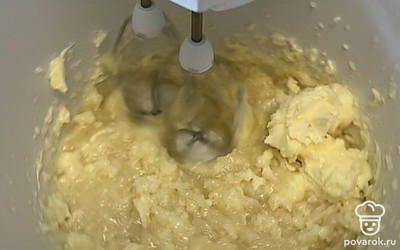 Соедините масло и сахар, взбейте.