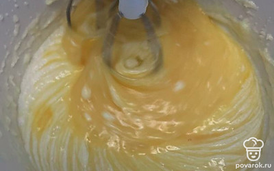 Добавьте 2 яйца. Взбейте с основной массой.