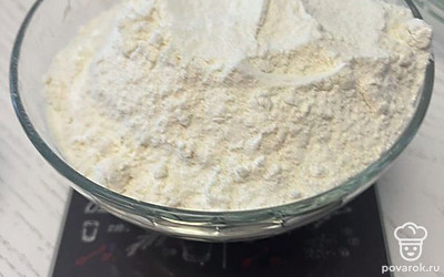 Всыпьте муку.
