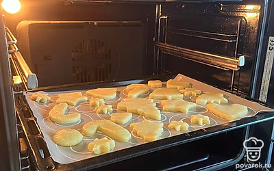 Раскатайте, вырежьте печенье. Выпекайте в духовке 12-15 минут при 170-180 градусах.