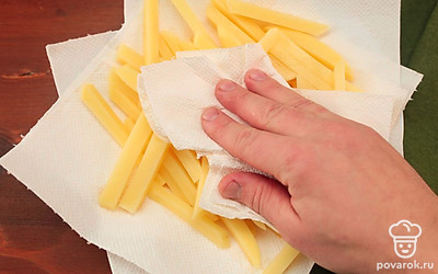 Хорошенько просушите картофель с помощью бумажных полотенец.