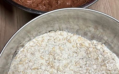 Во второй миске смешать муку, разрыхлитель, овсянку.