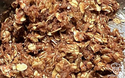 Затем смешать содержимое двух мисок.