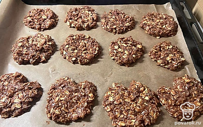 Из полученной массы сформировать лепешки, выложить на противень. Отправить в духовку на 20 минут при 180 градусах.