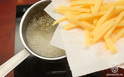 Разогрейте растительное масло до 150°C и обжарьте картофель в течение 5 минут, затем извлеките его из масла и остудите.