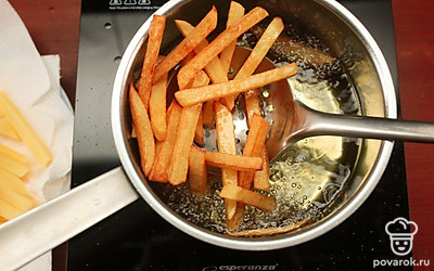 Разогрейте растительное масло до 180°C и обжарьте картофель до золотистости.