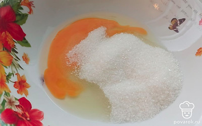 Яйцо взбейте с сахаром.