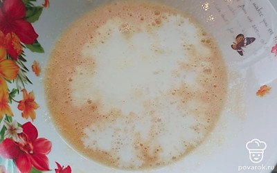 Затем влейте молоко.