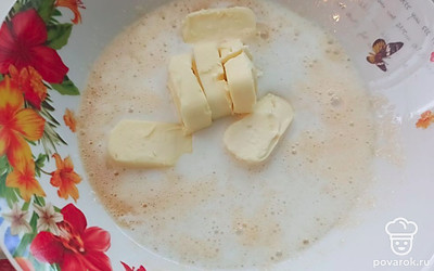 Выложите сливочное масло в миску.