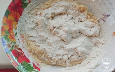 Добавьте ванильный сахар и просейте муку. Перемешайте. 