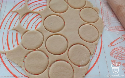 Тесто раскатайте. Формой вырежьте кружки. 