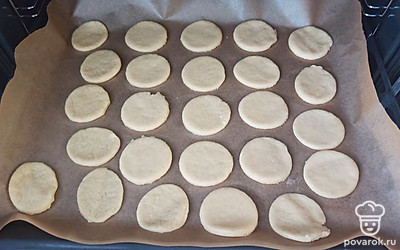 Выпекайте коржики в разогретой до 180 градусов духовке 30 минут. 